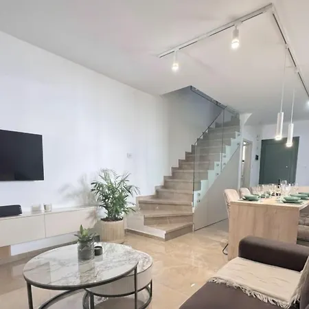 Villa Luxury 2 Min Walk To Sea & Airport *