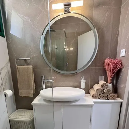 Luxury 2 Min Walk To Sea & Airport Villa *