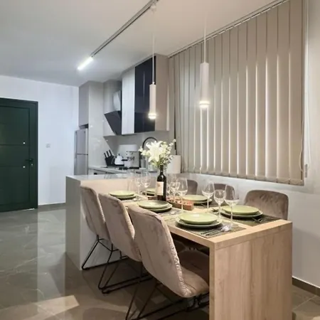 Luxury 2 Min Walk To Sea & Airport Villa