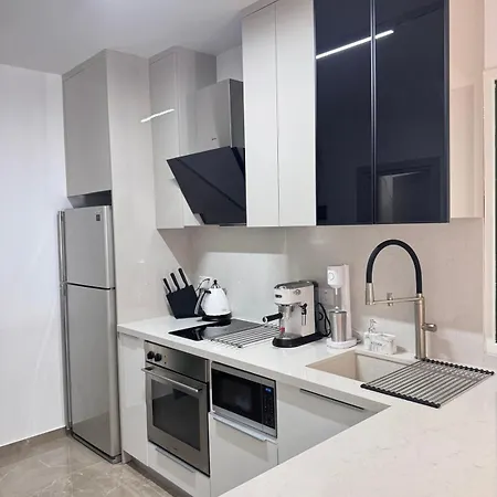 Luxury 2 Min Walk To Sea & Airport *