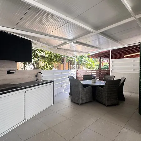 Luxury 2 Min Walk To Sea & Airport ヴィラ Meneou