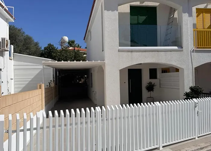 Luxury 2 Min Walk To Sea & Airport ヴィラ Meneou