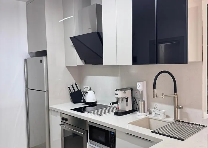 Luxury 2 Min Walk To Sea & Airport *