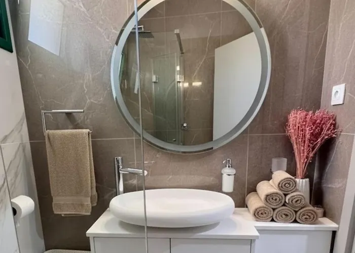 Luxury 2 Min Walk To Sea & Airport ヴィラ *