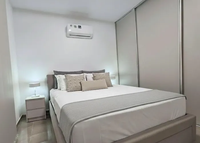 Luxury 2 Min Walk To Sea & Airport *