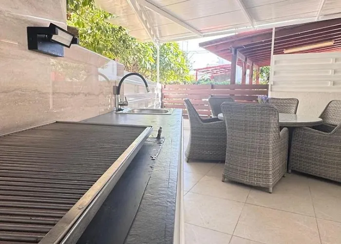 Luxury 2 Min Walk To Sea & Airport Meneou