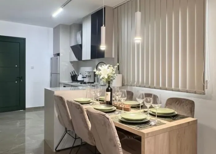 Luxury 2 Min Walk To Sea & Airport ヴィラ