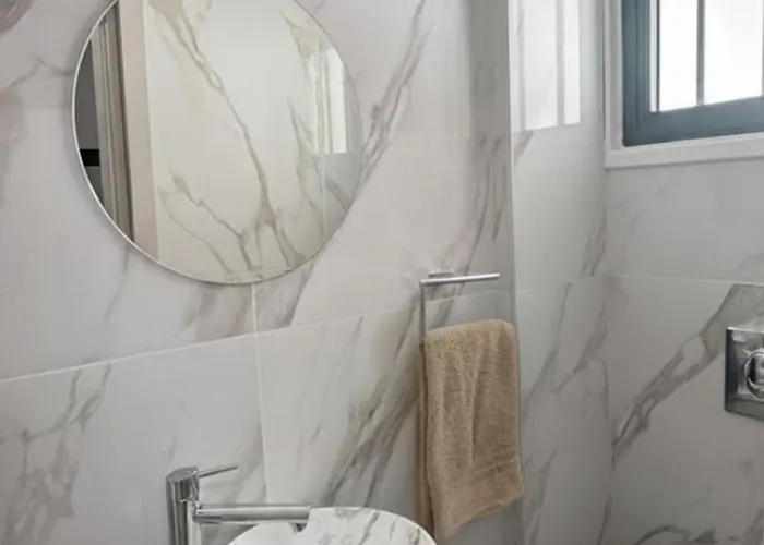 Luxury 2 Min Walk To Sea & Airport *