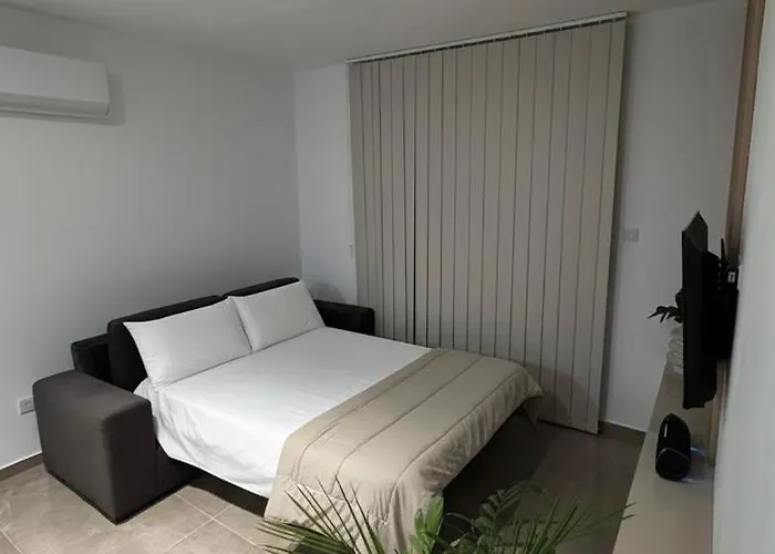 Luxury 2 Min Walk To Sea & Airport 빌라